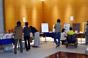 住民の作品を展示