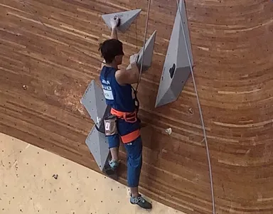 完登を目指す會田選手(1)