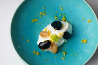 「お豆とヨーグルトのシャンティー オレンジ風味」単品880円、緑茶のセット1,265円