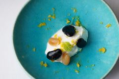 「お豆とヨーグルトのシャンティー オレンジ風味」単品880円、緑茶のセット1,265円
