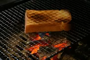 炭焼で香ばしく焼き上げるトースト