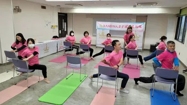 椅子を使ったヨガ