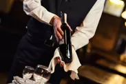 ワイン持ち込みサービス「ノムリエ」を利用することで、最高のサービスを受けることができます。