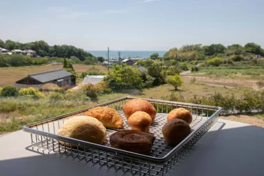 2階のイートインスペースにある大開口の窓からは、伊勢湾の景色を見渡せる