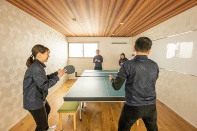 スタッフ同士で卓球のプレイも可能