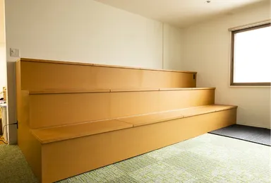 段差を活かし収納もできる研修スペース