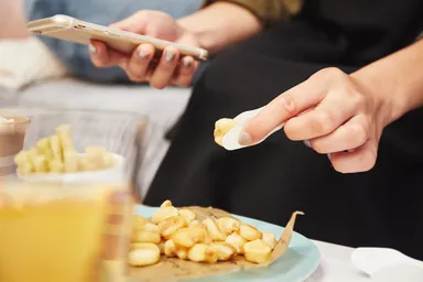 スマホを使いながら