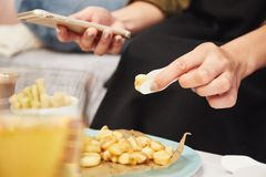 スマホを使いながら