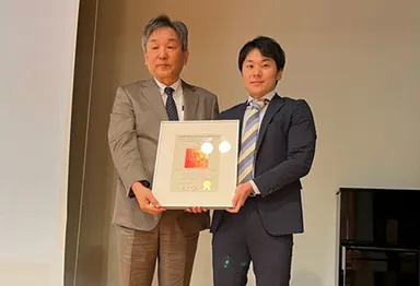 表彰式の様子(右が立花 卓巳さん、左は日本風工学会・奥田 泰雄会長)