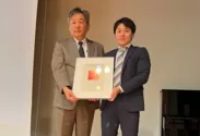 表彰式の様子(右が立花 卓巳さん、左は日本風工学会・奥田 泰雄会長)