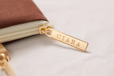 CIARAロゴ入り、高見えするデザイン