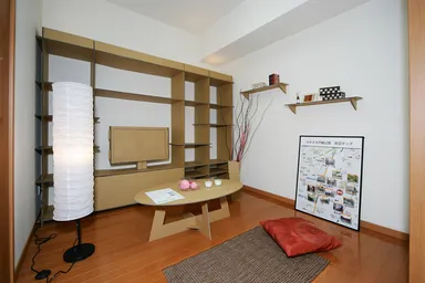 居間のテレビも段ボール製