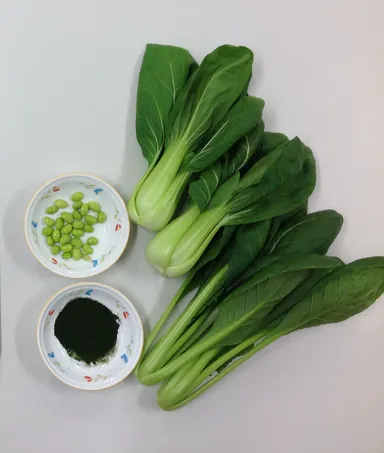 給食に混ぜ込まれている緑の食材たち