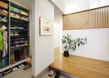シューズクロークをつくり、傘や雨具なども収納すれば来客時にもすっきりした玄関に