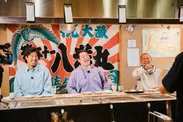 礼文島海鮮居酒屋を訪れた3人-左から)中澤、タカ、トシ-(C)UHB／YOSHIMOTO KOGYO