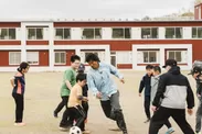 礼文島の子どもたちとサッカーをする中澤 (C)UHB