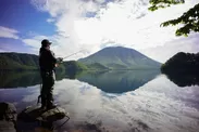中禅寺湖と男体山を眺めながらの釣り