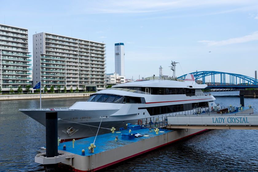 中古ブランド買取 大黒屋史上初
「採用ディナークルーズ」開催！
鑑定業務を体験するユニークなクイズ企画で学生が白熱！
ブランド時計やドレスを身にまとって記念撮影会も実施。
コロナ禍で交流が難しくなった就活生へ、特別な体験を提供。
大黒屋社長「学生に“世の中ってこんなに面白い”と伝えたい」
