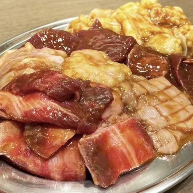 「メガホルモン1kg」が4,279円！