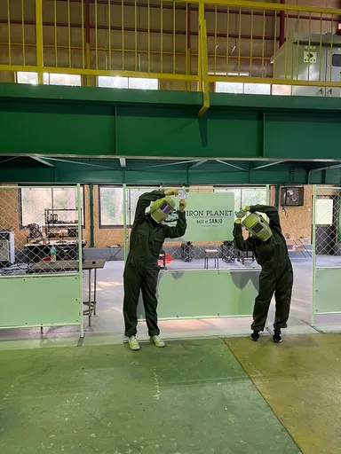 溶接面と作業着に着替えて体験
