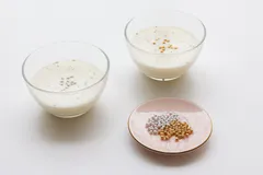 金箔あられと銀箔あられ
