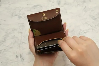 カードを入れる（内側）