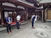 京都府豆腐油揚商工組合 青年部代表による上賀茂神社へ奉納の様子
