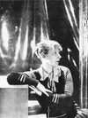 セシル・ビートン 《お気に入りのドレスでポーズをとるローランサン》 1928年頃 マリー・ローランサン美術館　(C) Musee Marie Laurencin