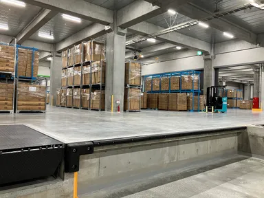 高床式になっており大型の商材に適している