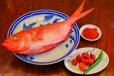 縁起がいい金目鯛と見た目のかわいらしさに騙されてはいけないキャロライナ・リーパー(右手前)