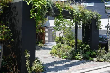 ヘデラなどの緑があふれる美しいゲート