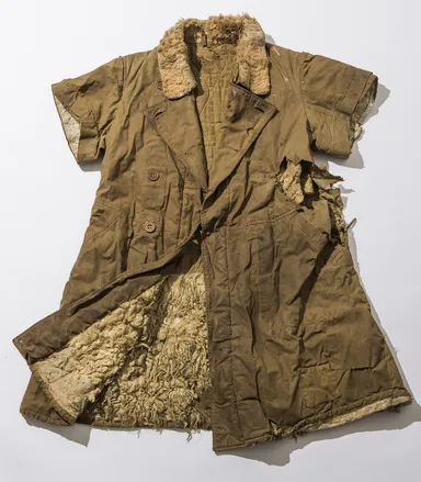 抑留者が飢えに耐えかね、袖の部分をパンと交換した防寒外套　(平和祈念展示資料館所蔵)