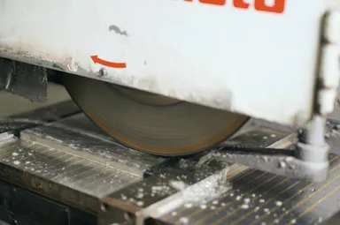 材料に高温の熱を加え材料の硬度を出し、研磨