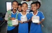 過去の支援の様子：タイのゴミ山に隣接する学校へ寄贈