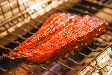 うなぎが焼かれている様子