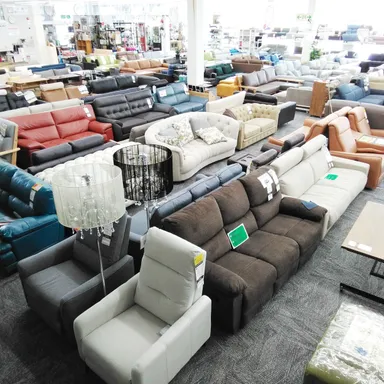 ソファは常時100点以上展示