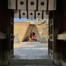 楼門から眺めた鳥飼八幡宮神殿