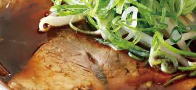 表面を覆うチャーシューとネギ