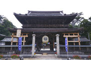 築約270年の城端別院善徳寺　山門(富山県指定文化財)
