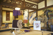 およそ420年前に加賀藩2代目藩主・前田利長が宿泊した部屋にも宝物が展示される。