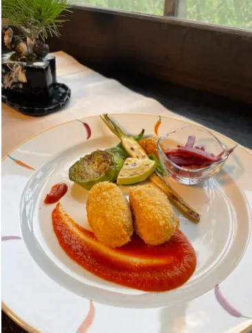 カニクリームコロッケ トマトクーリのソース