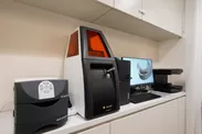 技工所左から3Dプリンター、PC、入れ歯データ読み取り機械