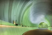 新緑に染まるトンネル