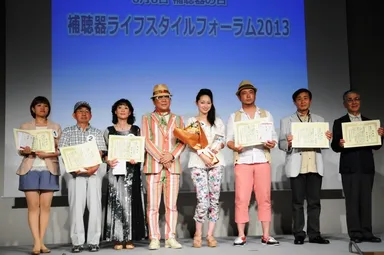 補聴器ライフスタイルショー出場者の皆さん(中央は審査委員長・ドン小西さん)