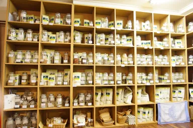 成城本店のハーブ棚