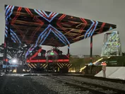 夜に実施した、炭鉱電車を彩るプロジェクションマッピング(1)