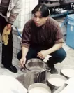 スープを研究する関川氏(1989年撮影)