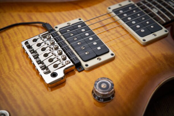 新方式のディバイデッド・ピックアップと「ZEN-Core」音源搭載のギター