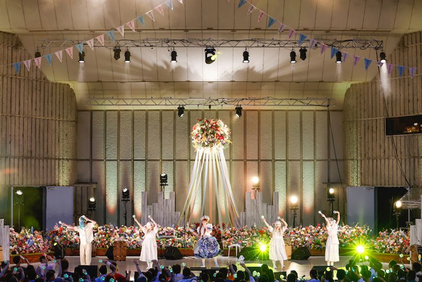 〜きゃりーぱみゅぱみゅの世界観を花とみどりで体現〜
『祝・日比谷野音100周年きゃりーぱみゅぱみゅ 
Special Live 2023 - Midnight Sun -』に協賛。
7月15日（土）に開催されたライブの、ステージ装飾、
及びステージフラワーアイテムを
日比谷花壇がプロデュースしました。