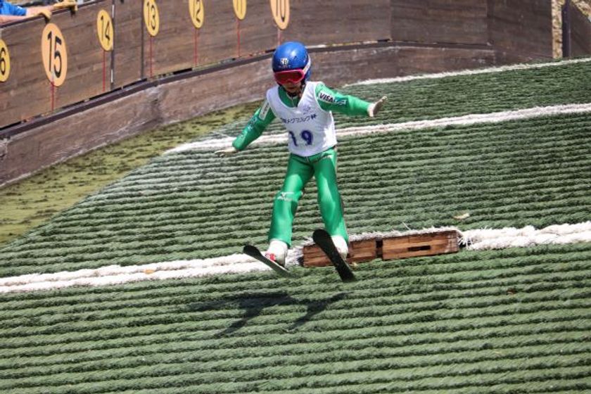 「第13回 雪印メグミルク杯ジュニアサマージャンプ大会」に協賛します
<雪印メグミルクスキー部 岡部総監督が選手にエールを送ります>